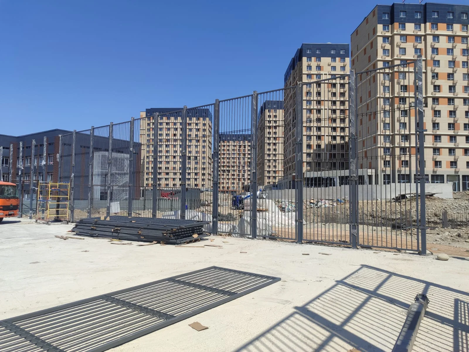 Продолжаем возводить ограждение футбольного поля на объекте ЖК RAMS CITY