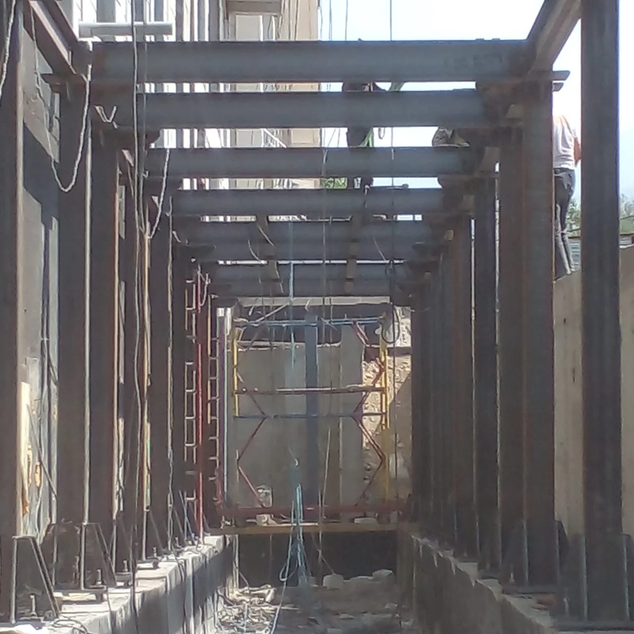 Строительство продолжения навеса