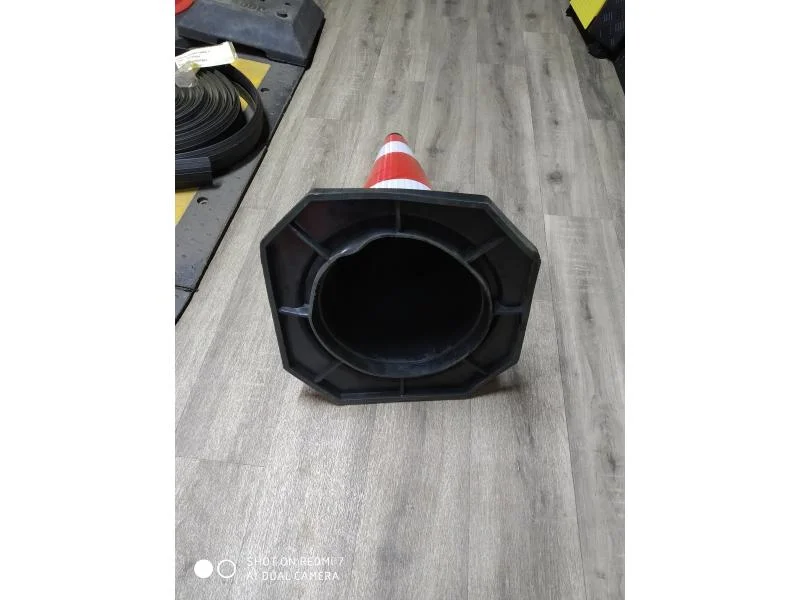 Резиновый дорожный конус, черный, супергибкий, 75 см 