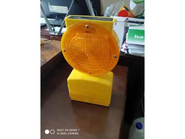 Пластиковый стробоскоп 120х92х280 мм, жёлтый, солнечная батарея+ аккумулятор