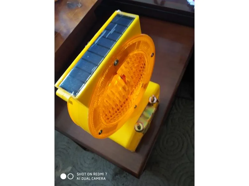 Пластиковый стробоскоп 120х92х280 мм, жёлтый, солнечная батарея+ аккумулятор