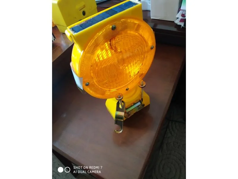 Пластиковый стробоскоп 120х92х280 мм, жёлтый, солнечная батарея+ аккумулятор