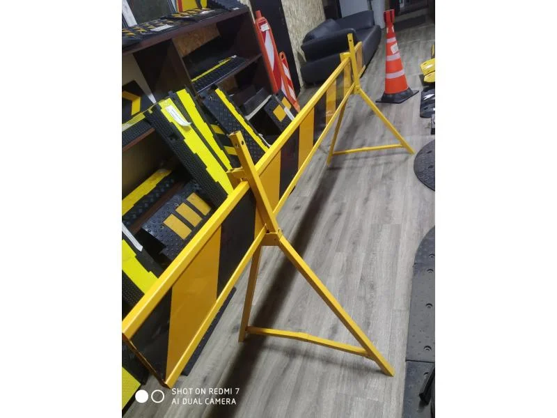 Дорожное ограждение 2250х190х25мм, ПЭ-панель+железное основание