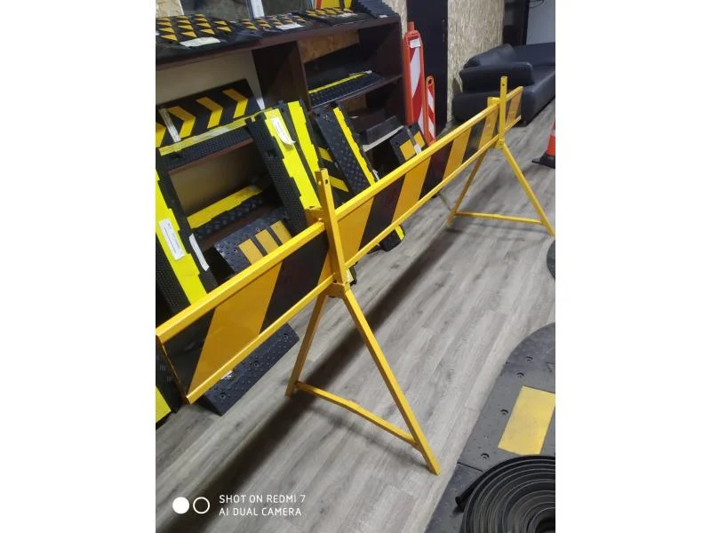 Дорожное ограждение 2250х190х25мм, ПЭ-панель+железное основание