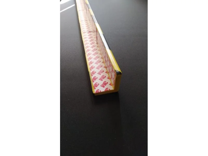 Демпфер угловой гибкий из вспененного полиэтилена, 4,5смх4,5см